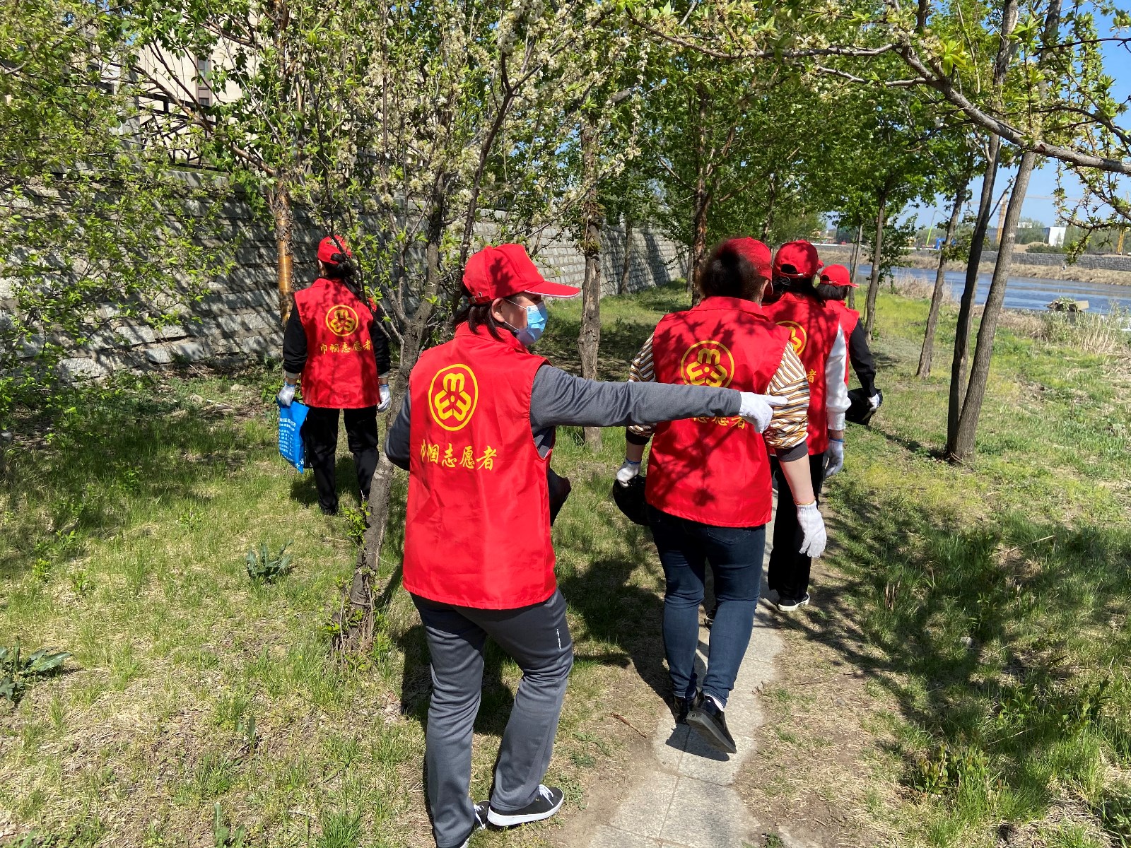 蛟河市妇联组织巾帼志愿者开展爱国卫生月活动